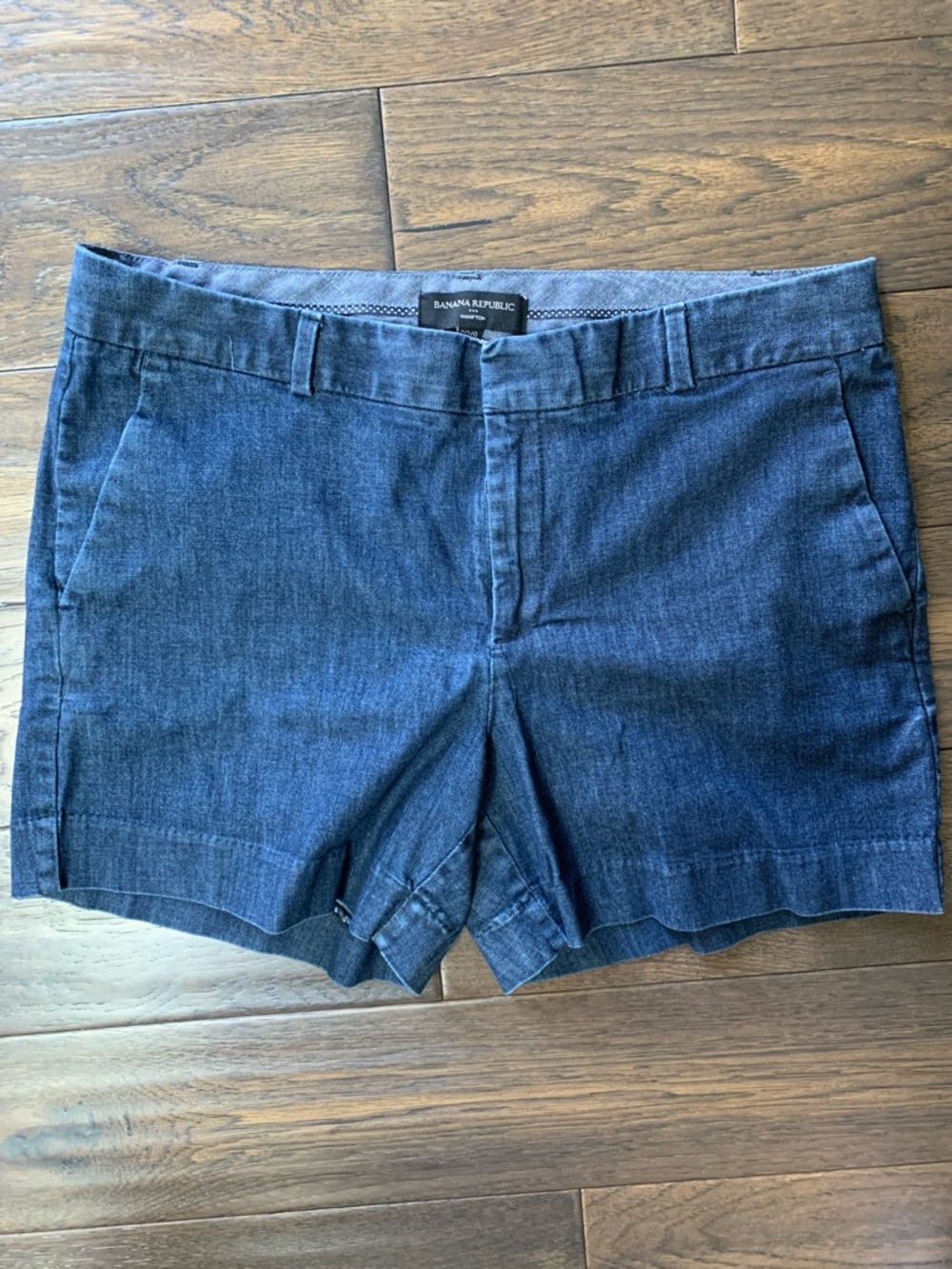 Elegant Stylish Banana Republic Women's Navy Denim Shorts. Pre-owned. Size:29/8.
